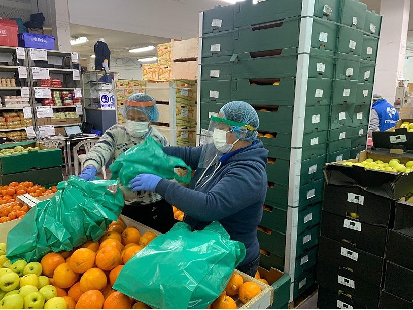 Dos voluntarias clasifican los alimentos recibidos en los almacenes de FESBAL