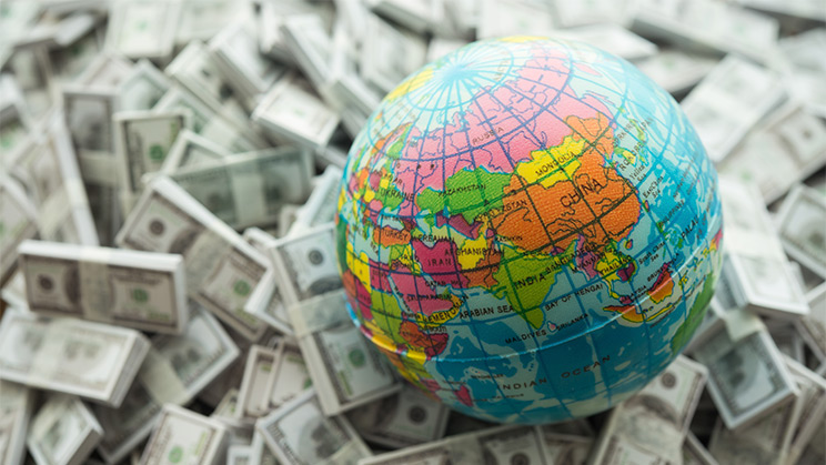 Dinero para empapelar o naipes para pagar: países que sufrieron hiperinflación