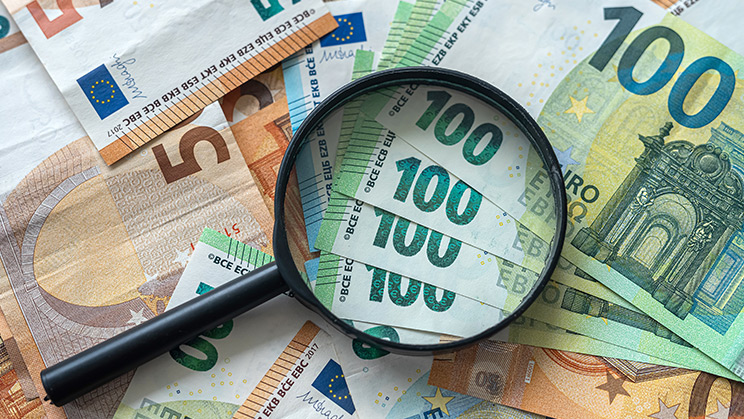 Cómo detectar un billete de euro falso